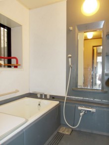 ブラックの落ち着いたバスルームにLIXILアライズ Zタイプ